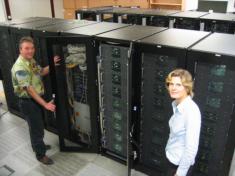 Foto: Der neue Supercomputer von Fujitsu Siemens Computers an der Universität Paderborn gehört mit 2 Billionen Rechenoperationen pro Sekunde weltweit zu den 500 schnellsten Rechnersystemen.