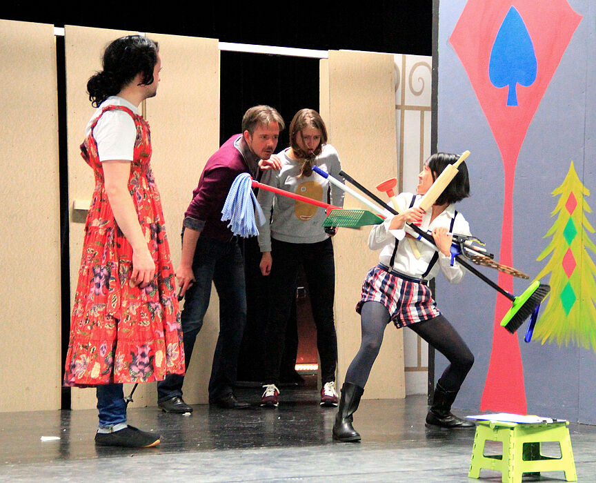 Foto (Studiobühne Paderborn): Schauspieler der Studiobühne während einer Probe zum Theaterstück „König Ubu“.