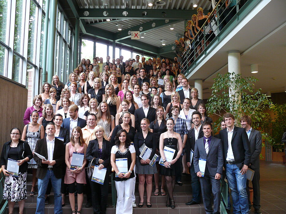 Foto (Universität Paderborn, Tanja Heggen): Die Absolventinnen und Absolventen des Sommersemesters 2010.