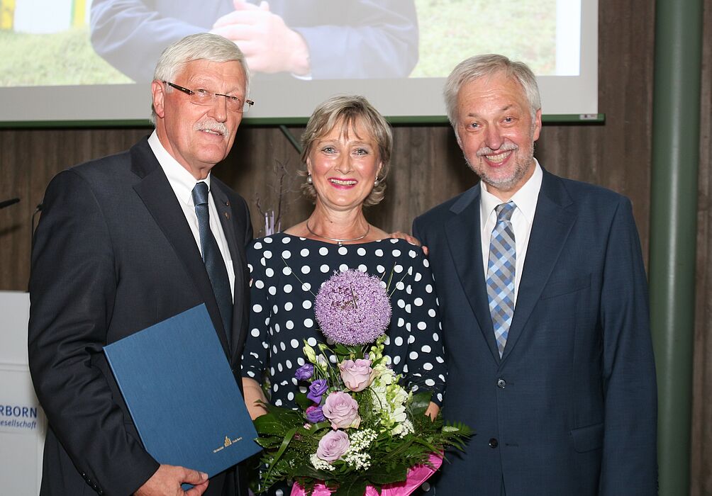 Foto (Universität Paderborn, Nina Reckendorf): Gemeinsam mit seiner Frau nahm Alt-Bürgermeister Heinz Paus (links) die Ehrenurkunde von Uni-Präsident Prof. Dr. Wilhelm Schäfer (rechts) entgegen.