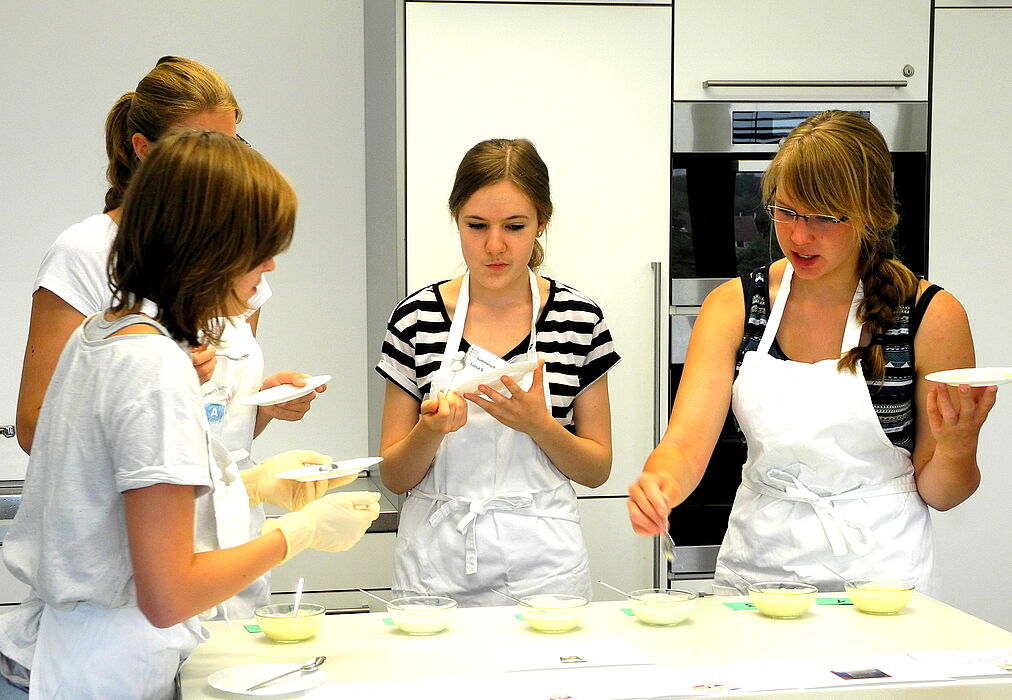 Foto (Universität Paderborn, Joanna Hellweg): Die Teilnehmer stellten eigenen Joghurt her.