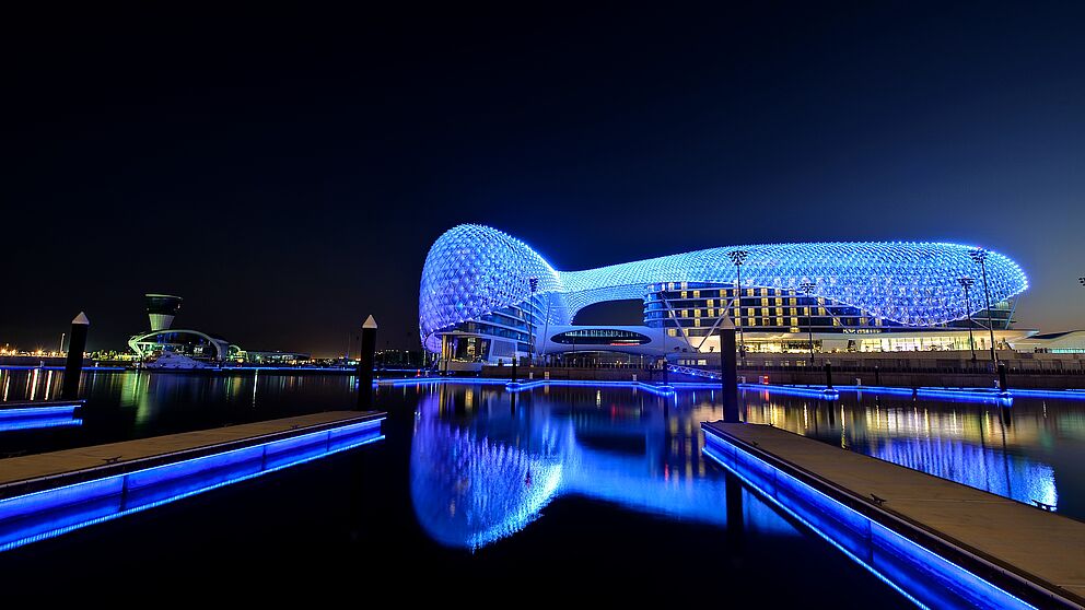 Foto (Traxon Technologies | e:cue lighting control): Das kürzlich fertiggestellte YAS Hotel in Abu Dhabi ist durch das Formel-1-Rennen auf der neuen Rennstrecke rund um das Hotel feierlich eingeweiht worden. Es ist das weltweit größte LED-Projekt, in d
