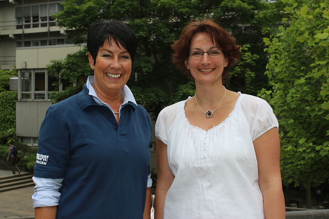 Andrea Kleinbreuer (links) lobte die vielfältigen Gesundheitsangebote der Universität Paderborn. Koordiniert werden sie von Sandra Bischof.