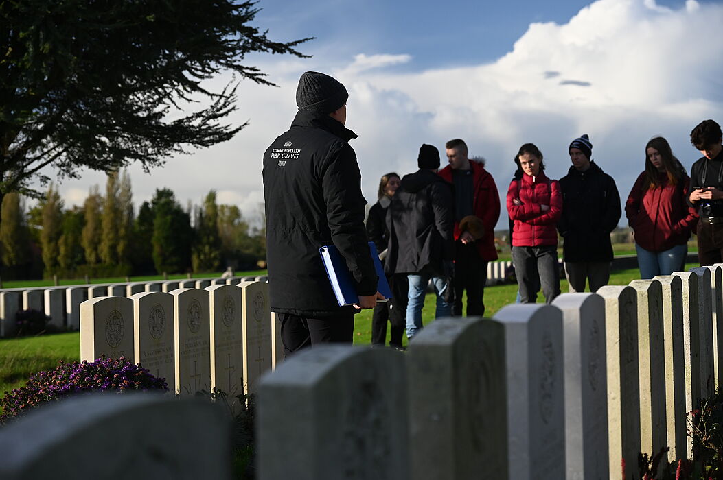 Studierende besuchen Friedhof