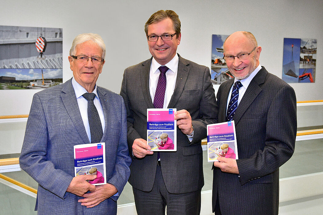 Foto (Braun Media GmbH Paderborn): v. l.: Prof. Dr. Jürgen Grüneberg, Michael Dreier, Bürgermeister der Stadt Paderborn, und Dr. Ingo-G. Wenke.