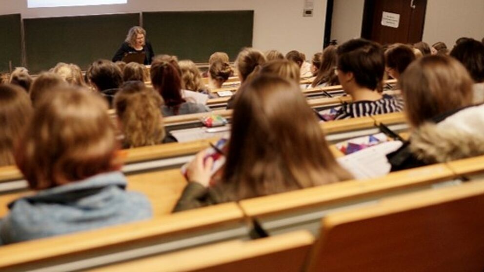 Foto (Universität Paderborn): Die Schülerinnen erleben echte Vorlesungen.