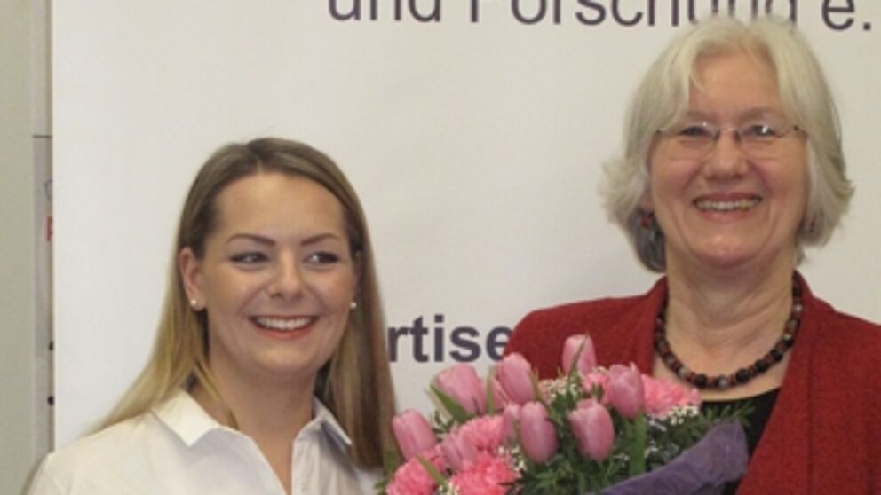 Foto (Regine Bigga): Oksana Wagner (links) und Laudatorin Prof. Dr. Barbara Methfessel bei der Auszeichnung.