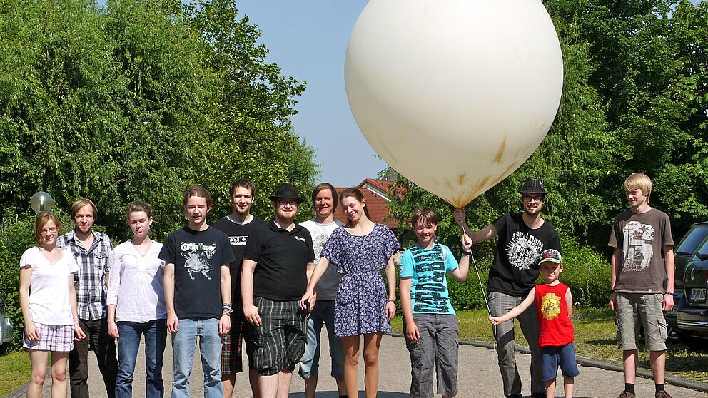 Foto (Universität Paderborn, Heike Probst): Mitglieder des Physik-Clubs und Studierende sind gespannt auf den Start des Wetterballons.