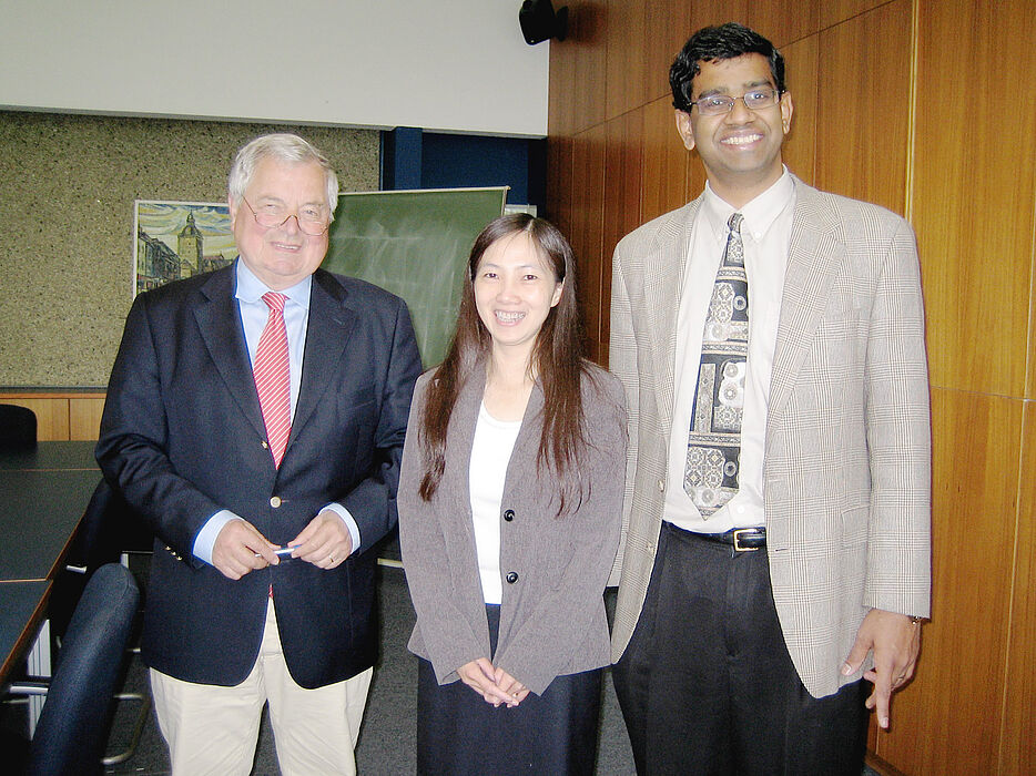 Foto (KTP): Prof. Dr. Potente, Leiter des Instituts für Kunststofftechnik, Dr. Bin Lin und Prof. Dr. Sundararaj (v. l.).