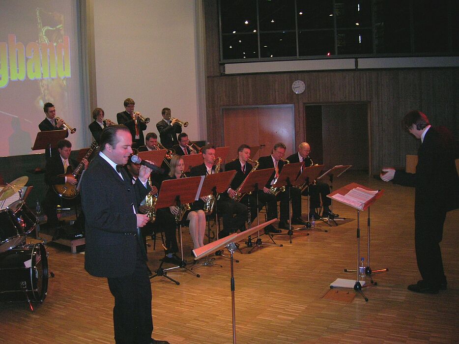 Foto (Julius Kolossa): Die "Unity Big Band" in voller Aktion im Audimax der Universität Paderborn.