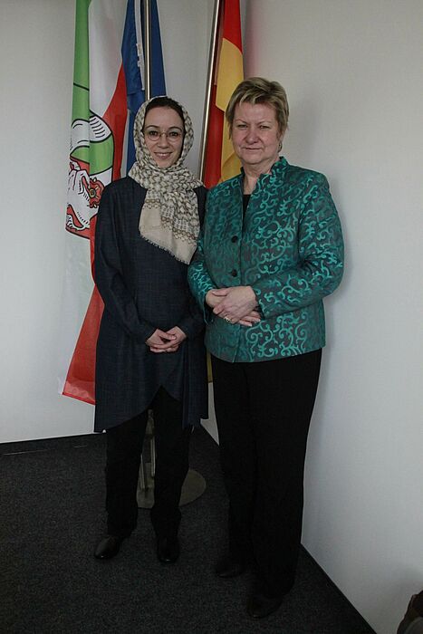 Foto (©MSW NRW/Nina Golombek): Jun.-Prof. Dr. Muna Tatari (links) und NRW-Schulministerin Sylvia Löhrmann.