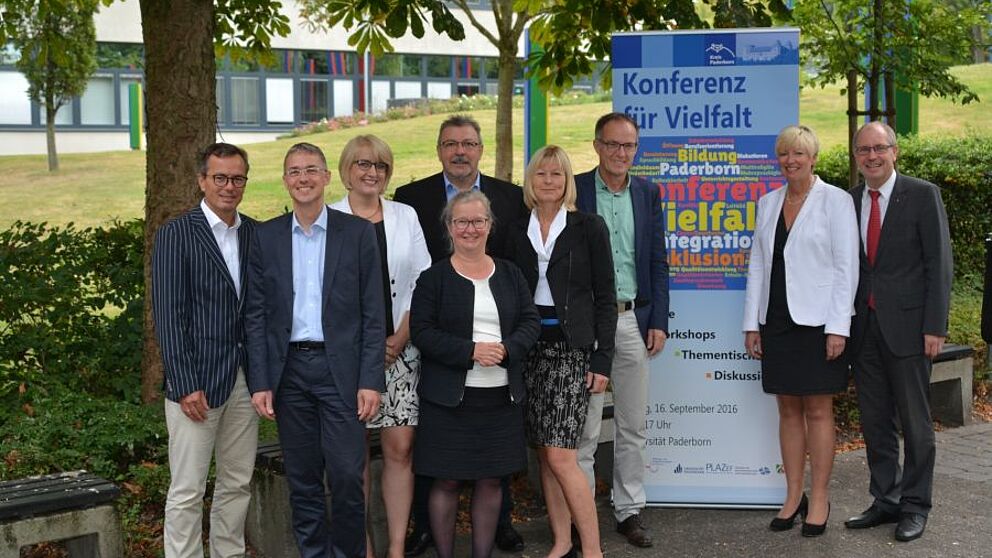 Foto (Amt für Presse- und Öffentlichkeitsarbeit, Kreis Paderborn): Organisatoren und Referenten der Konferenz für Vielfalt 