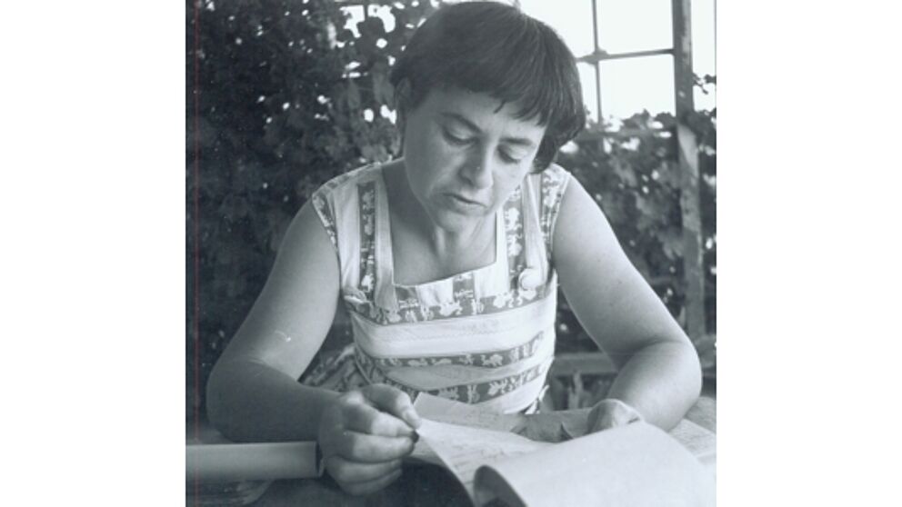 Foto (Universitätsarchiv Paderborn): Die jüdische Schriftstellerin Jenny Aloni.