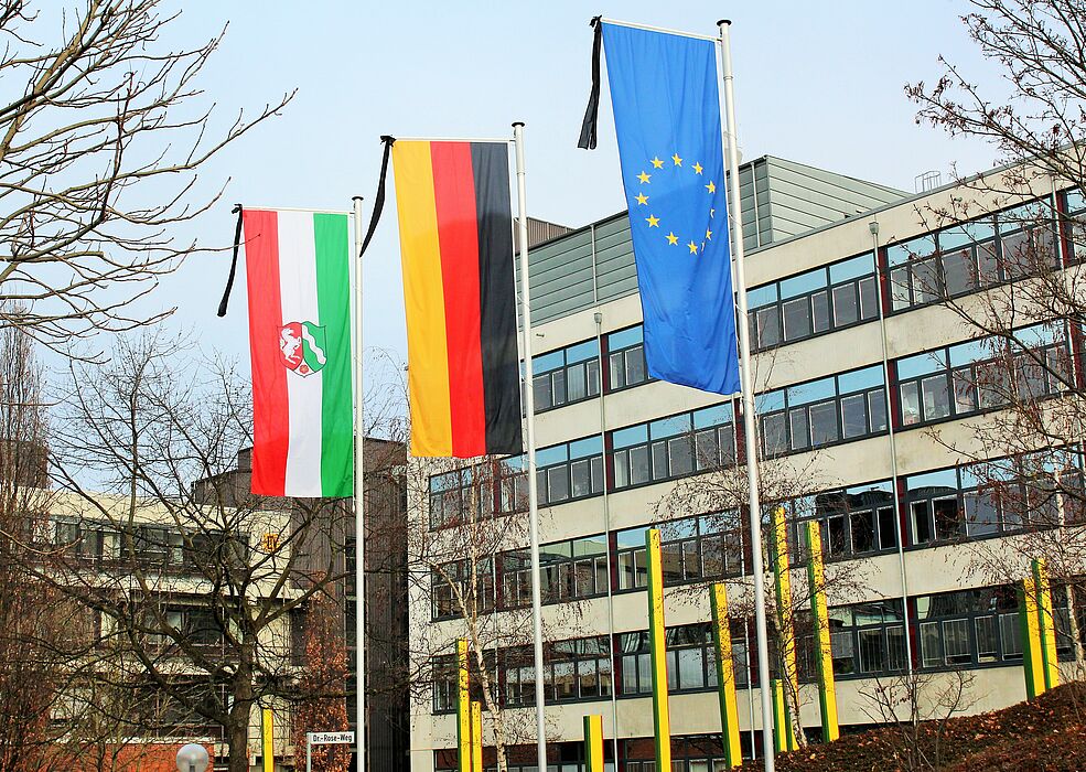 Foto (Universität Paderborn, Vanessa Dreibrodt): Trauerbeflaggung vor dem Audimax der Universität Paderborn.
