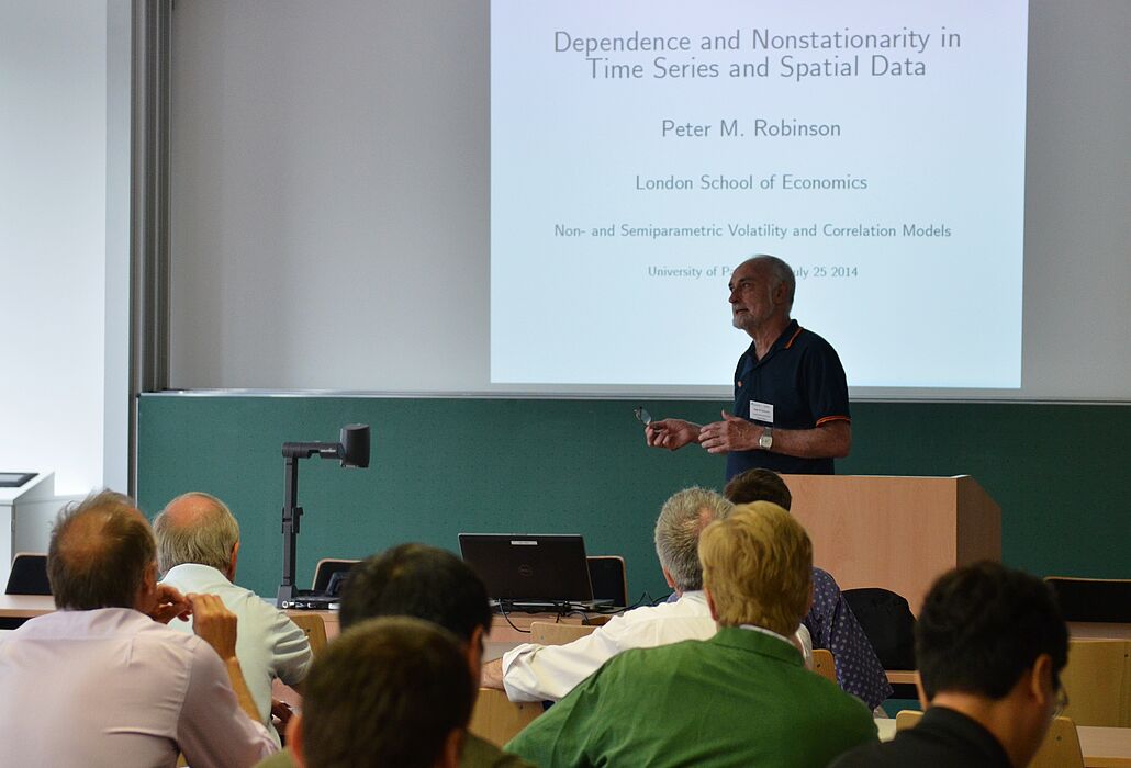 Foto (Universität Paderborn): Gastredner der „Special Invited Lecture“ war Peter M. Robinson von der London School of Economics.