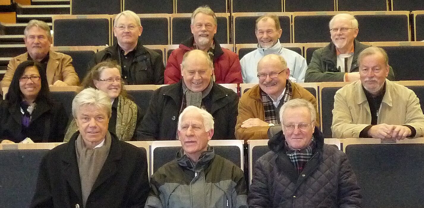 Foto: Alumni im G-Hörsaal der Universität – Vor 40 Jahren haben Franz Düpmann und 10 Kommilitonen ihr Ingenieurstudium an der Universität beendet. Aus diesem Anlass trafen sie sich wieder in Paderborn und nahmen an einer Führung über den Campus un