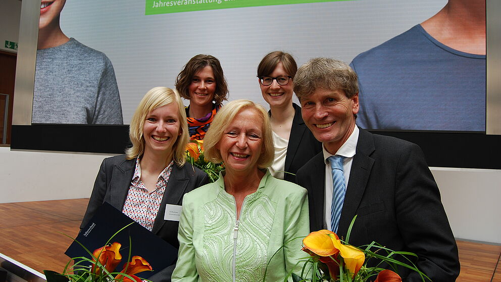Foto: Die Preisträger vom Studienfonds OWL mit der Bundesministerin für Bildung und Forschung Johanna Wanka.