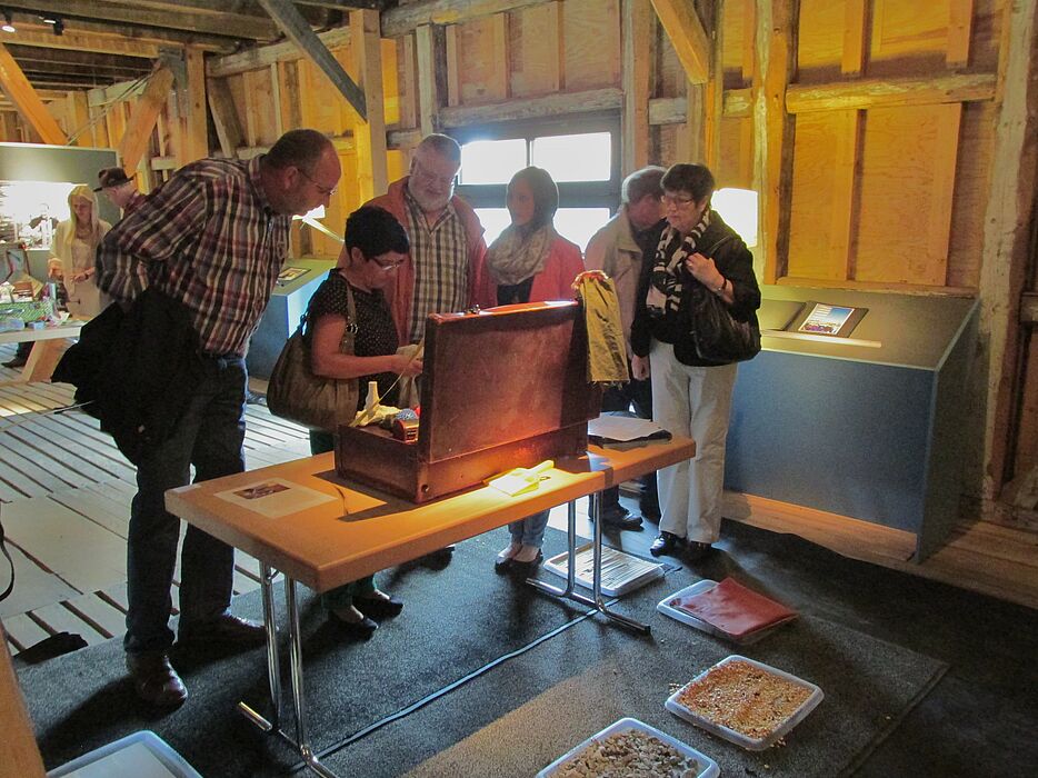 Stephanie Lerke präsentiert ihren Museumskoffer zu Carl Benscheid und seiner Idee zum gesunden Fuß in der Ausstellung 2014.