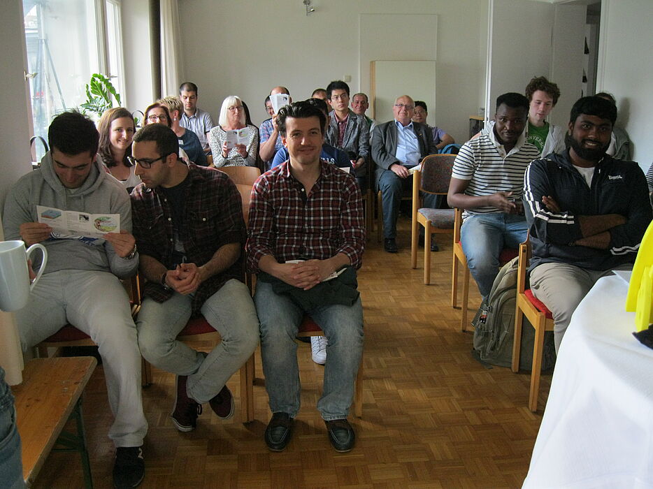 Foto (Sabine Höwelkröger): Ausländische Studierende und Vereinsmitglieder während der Begrüßungsrede.