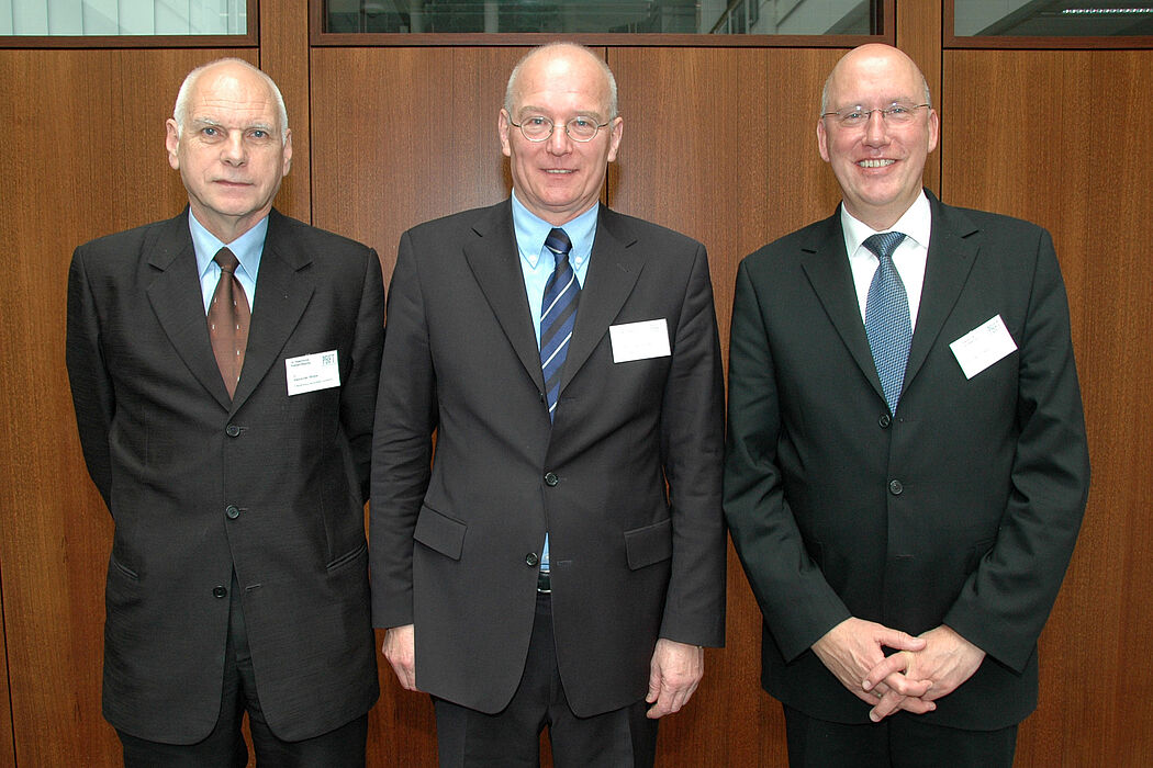 Foto: Prof. Dr.-Ing. habil. W. Dangelmaier (Mitte) mit Dr.  Alexander Moker (links) und Prof. Dr.-Ing. Dr.-Ing. E.h. Michael Schenk (rechts)