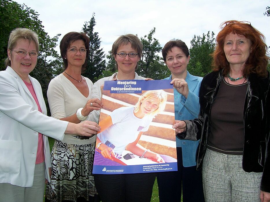 Foto (Mark Heinemann): (v. li.): Prof. Dr. Leena Suhl, Barbara Tigges-Mettenmeier, Prof. Dr. Ingrid Scharlau, Dr. Anke Backer und Irmgard Pilgrim.