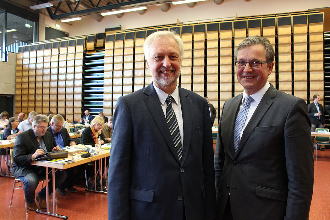 Foto (Universität Paderborn, Frauke Döll): Der Stadtrat Paderborn besuchte die Universität, im Vordergrund Uni-Präsident Prof. Dr. Wilhelm Schäfer (l.) und Bürgermeister Michael Dreier.