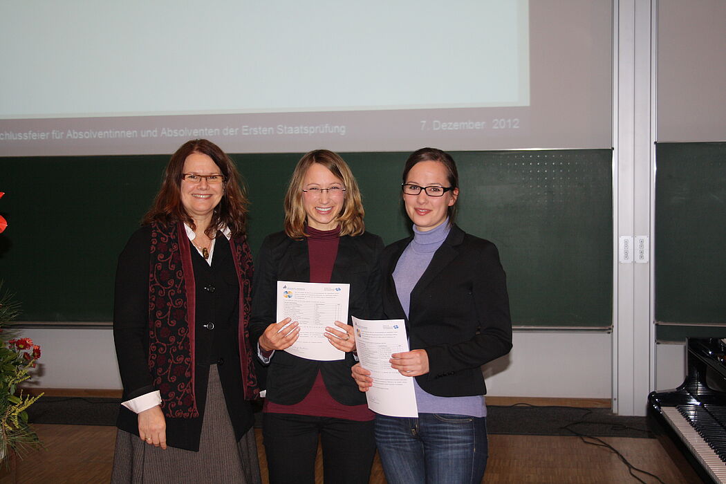 Foto (Universität Paderborn, Maren Büttgen): Verleihung der Profilzertifikate (von links): Prof. Dr. Dorothee Meister, Sina Strang (Umgang mit Heterogenität) und Julia Röhe (Gute gesunde Schule).