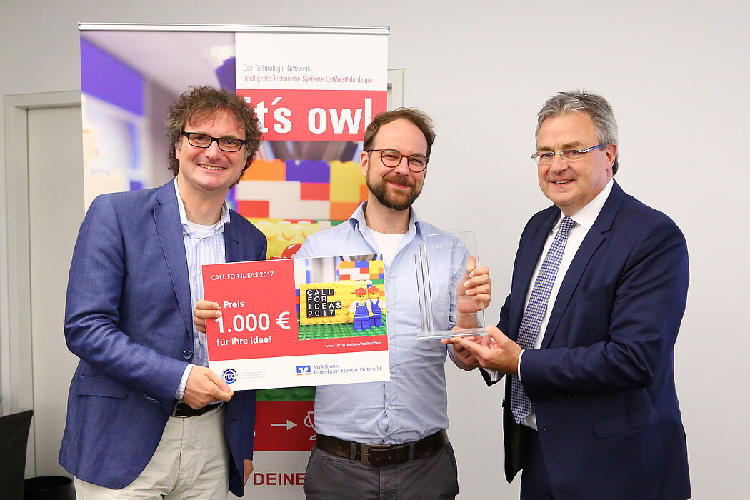 Foto (Volksbank Paderborn-Höxter-Detmold): Prof. Dr. Rüdiger Kabst (l.) und Karl-Heinz Rawert (r.) gratulieren dem Erstplatzierten Patrik Hübner (m.).