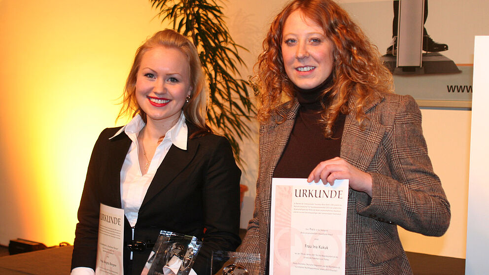 Foto (v. li.): Angela Bergner und Ina Kukuk erhielten auf der Internationaler Tourismus Börse (ITB) in Berlin den Wissenschaftspreis 2007