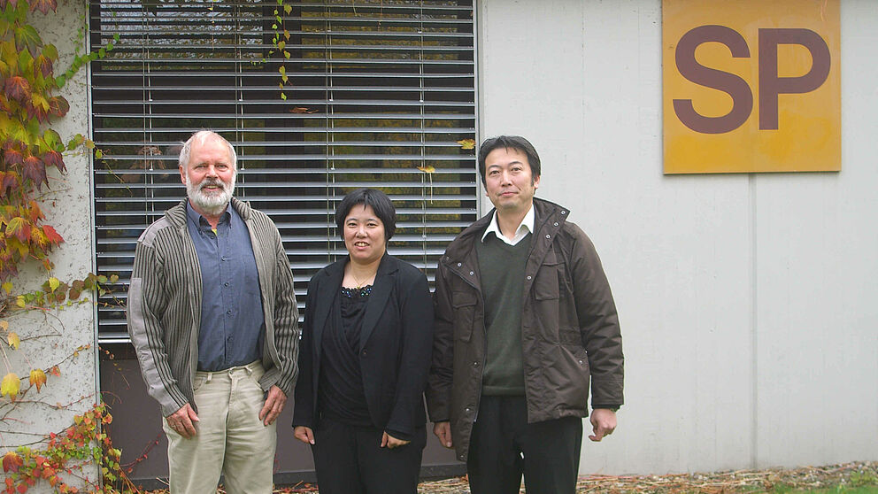 Foto: Dr. Uwe Rheker vom Department Sport und Gesundheit, die japanische Wissenschaftlerin Mutsuko Okuda und der japanische Übersetzer Jun Ueno.