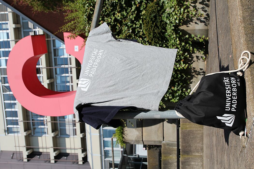 Foto (Universität Paderborn, Vanessa Dreibrodt): Im neuen Uni-Shop gibt es online nun auch u. a. T-Shirts und Taschen.