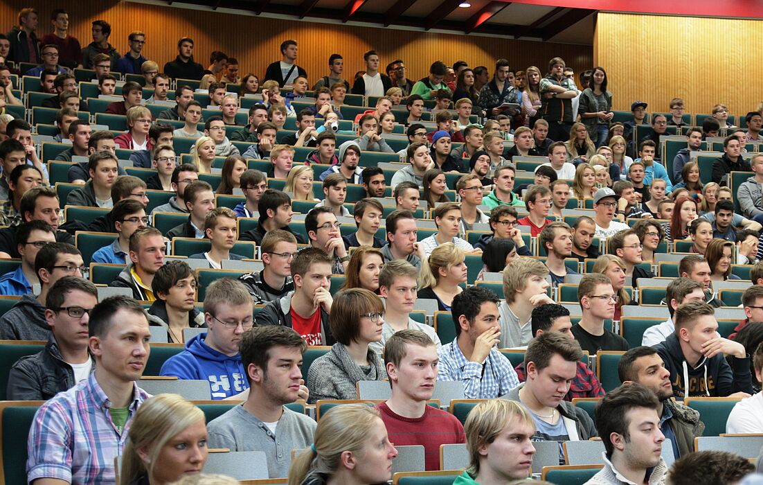 Foto (Universität Paderborn, Vanessa Dreibrodt): Die Studienanfängerinnen und -anfänger hörten aufmerksam der Begrüßung zu.