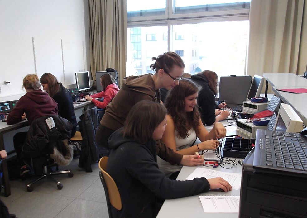 Foto: (Eva Treppenhauer): Die Teilnehmerinnen des Workshops „Pulsmessung“, der im Rahmen der Herbst-Uni angeboten wurde.