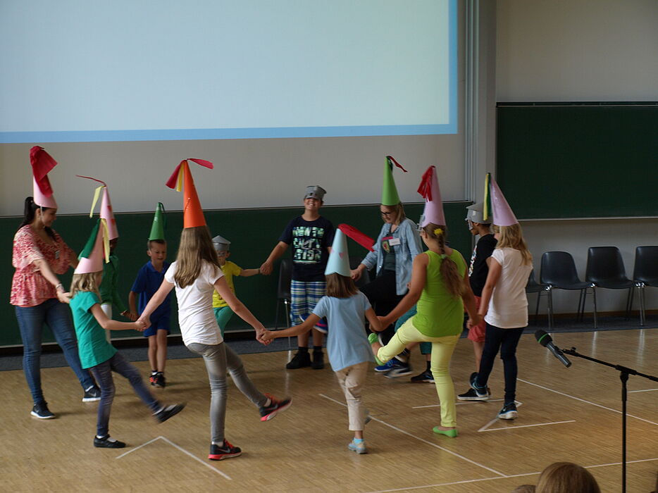 Foto (Universität Paderborn, Bianca Oldekamp): Mit einem mittelalterlichen Schiarazula-Tanz zeigten die Kinder der Gruppe „Grün“ dem Publikum, wie im Mittelalter getanzt wurde.