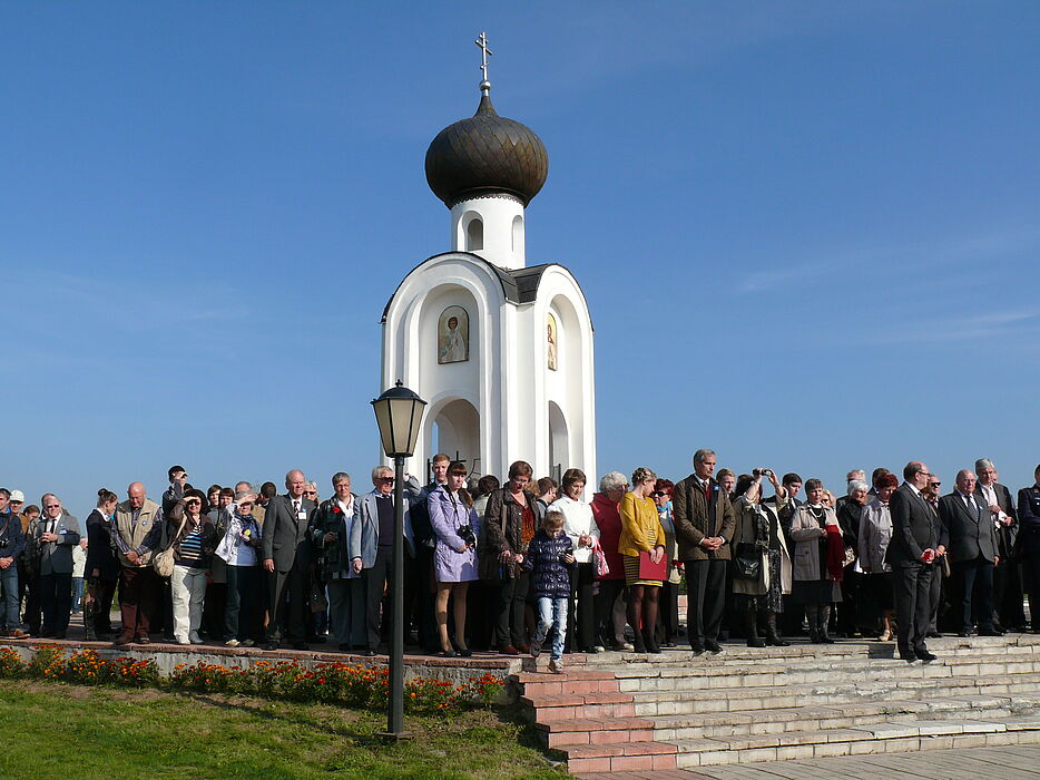 Foto: Teilnehmer an der Zeremonie zum Gedenken an den Ersten und Zweiten Weltkrieg auf dem russischen Kriegsgräberfriedhof, Rshew.