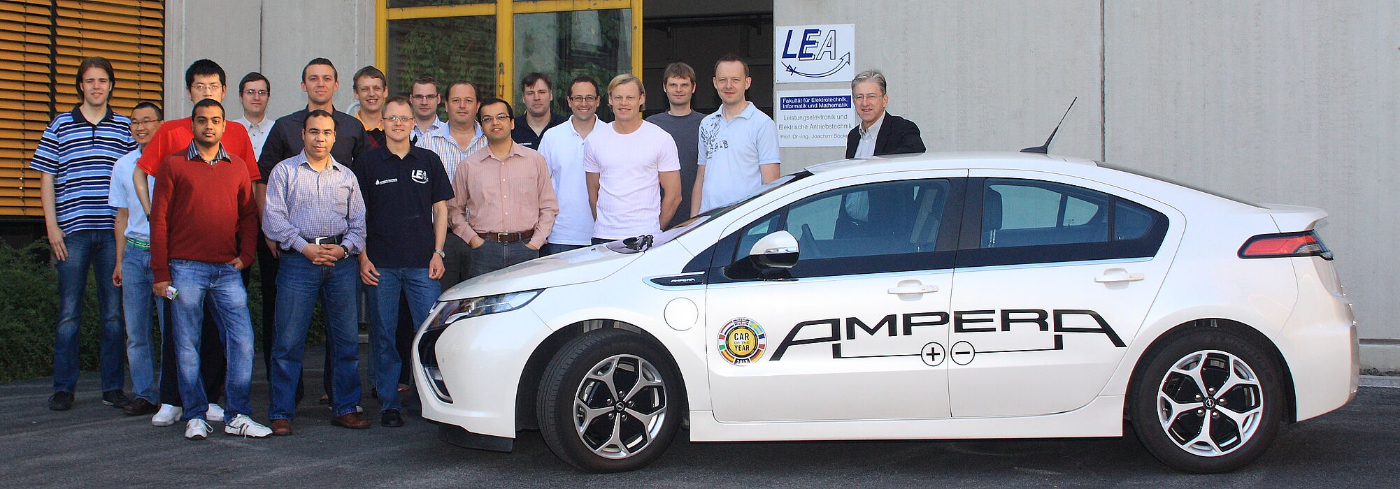 Foto (Universität Paderborn): Das Team des Fachgebiets Leistungselektronik und Elektrische Antriebstechnik (LEA) um Prof. Dr.-Ing. Joachim Böcker (r.) arbeitet an der Zukunft der Mobilität und testet derzeit den Opel Ampera.