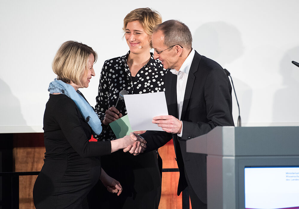 Foto (Costa Belibasakis/TH Köln): Wildt-Preisverleihung durch Prof. Dr Niclas Schaper: Prof. Dr. Niclas Schaper, die Moderatorin (mittig) und eine der beiden Preisträgerinnen.