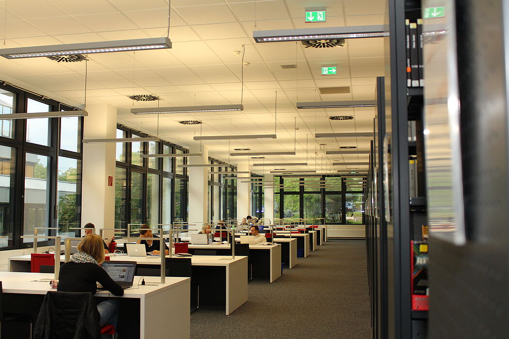 Foto (Julia Pieper, Alumni Paderborn e. V.): Der neue Anbau der Universitätsbibliothek erinnert mit seiner hellen und weiträumigen Atmosphäre an einen Lesesaal.