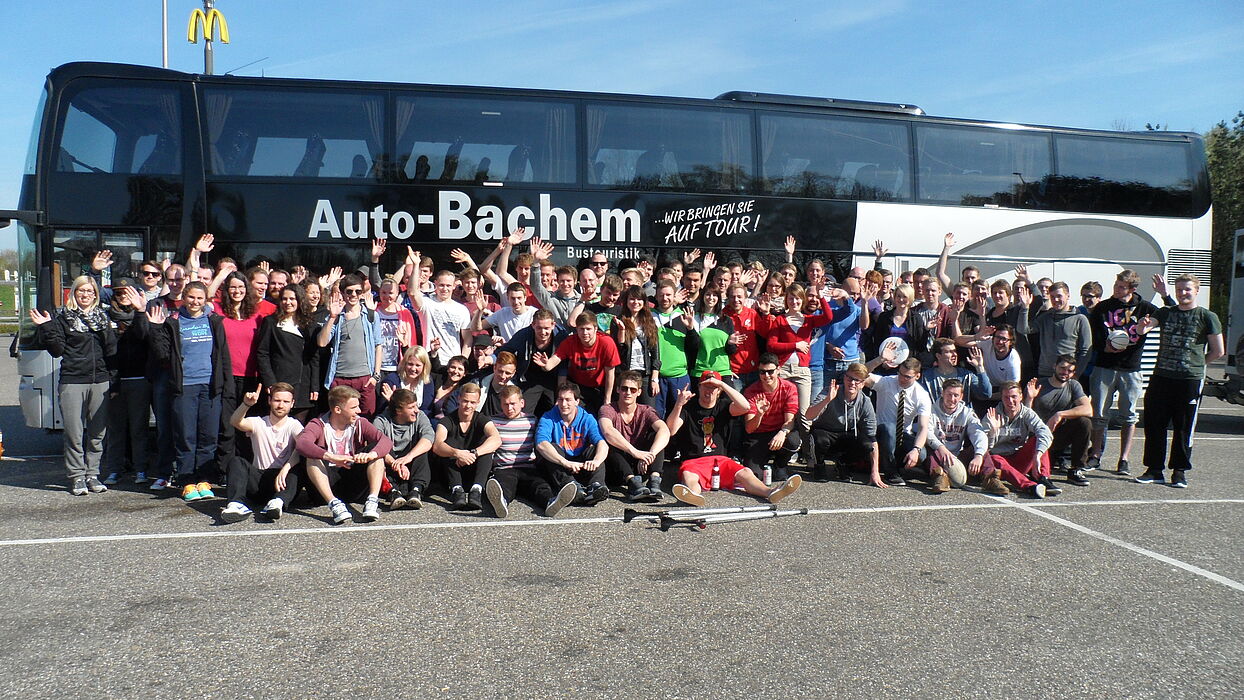 Foto (Universität Paderborn): Die Teams der Uni Paderborn, die mit dem Doppeldeckerbus nach Frankreich fuhren, um an den internationalen Hochschulmeisterschaften in Lille teilzunehmen.