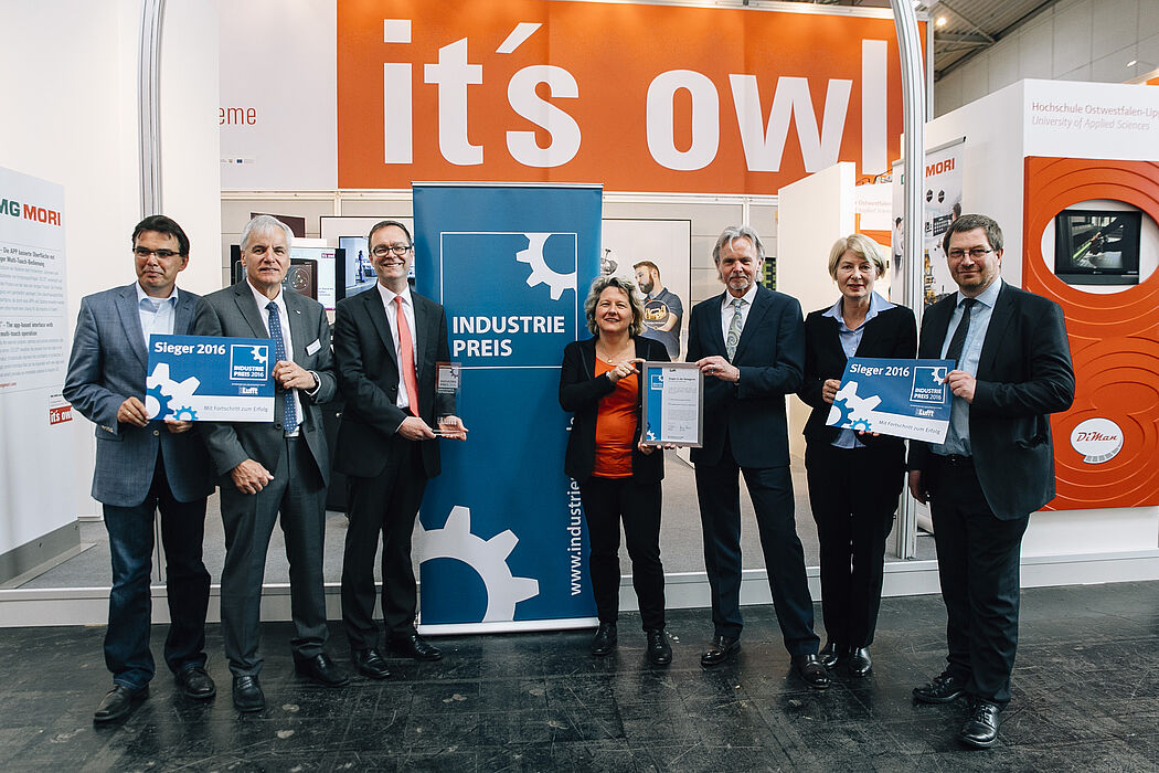 Foto: NRW-Innovationsministerin Svenja Schulze (4. v. r.) nahm zusammen mit Herbert Weber, Geschäftsführer der OWL GmbH (3. v. r.), Präsidentin der FH-Bielefeld, Dr. Ingeborg Schramm-Wölk (2. v. r.), Günter Korder, Geschäftsführer it's OWL (3. v. l