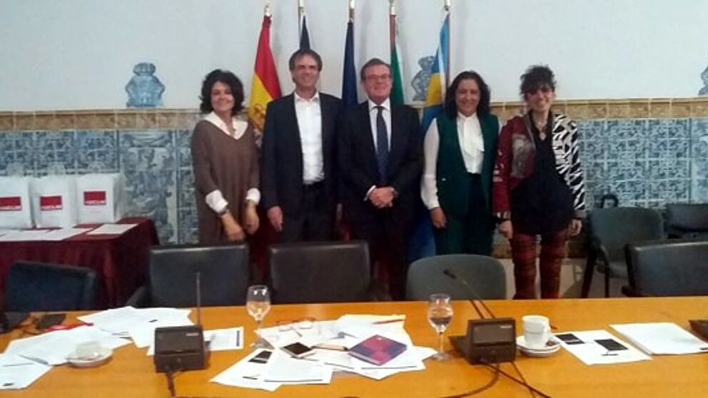 Foto (Shaban Mayanja): Vertreter*innen der Hochschulleitungen der Partneruniversitäten haben während des Treffens in Toledo ein Kooperationsabkommen unterzeichnet.