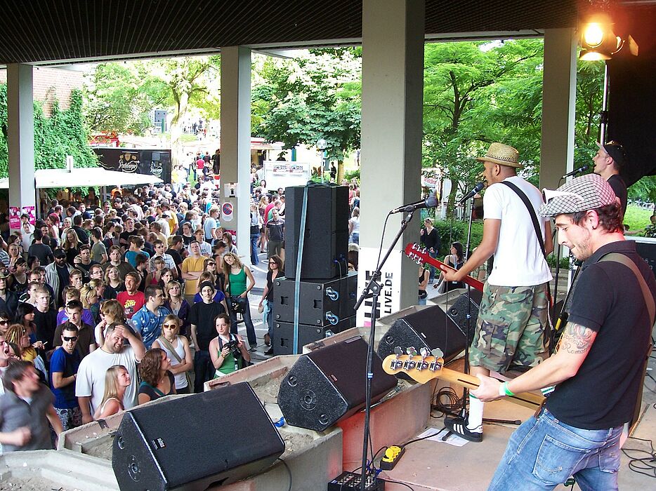 Foto (Mark Heinemann): Rock auf dem Campus: Auch auf der Bühne vor dem A-Gebäude ging es mit guter und besonders lauter Rockmusik richtig ab.