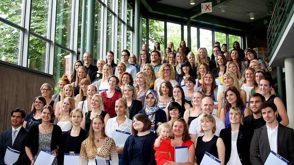 Foto (Maren Büttgen): Glückliche Absolventinnen und Absolventen der Ersten Staatsprüfung Juli 2014 im Audimax.