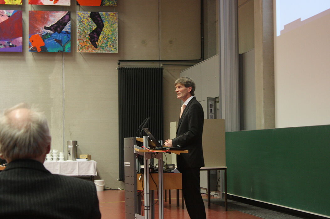 Foto (Uni Paderborn, Patrick Kleibold): Uni-Präsident Prof. Dr. Nikolaus Risch begrüßt die Mitglieder des Rates und gibt eine hochschulpolitische Standortbestimmung ab.