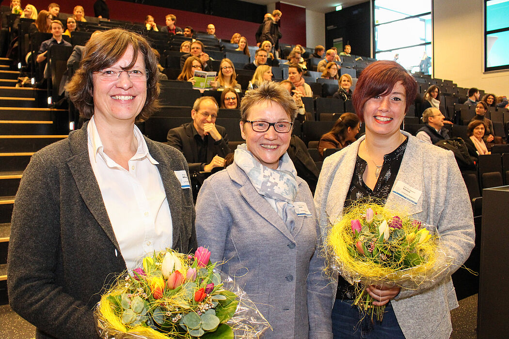 Foto (Universität Paderborn, Johannes Pauly): Auszeichnung mit dem „E-Learning-Label“ am Tag der Lehre (v. l.): Prof. Dr. Ilka Mindt, Laudatorin Prof. Dr. Gudrun Oevel und Prof. Dr. Rebekka Schmidt.