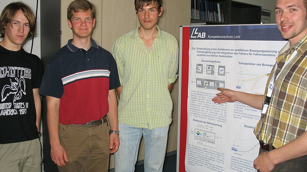 Foto (Christiane Bernert): Von links: Fabian Marten (17), Wolfgang Fritz (18) und Maximilian Gluth (18) waren mit ihrem Physik-Leistungskurs beim „L-Lab Day 2007“ im Forschungszentrum auf dem Gelände der Hella Leuchten-Systeme GmbH. Tobais Hesse (re.