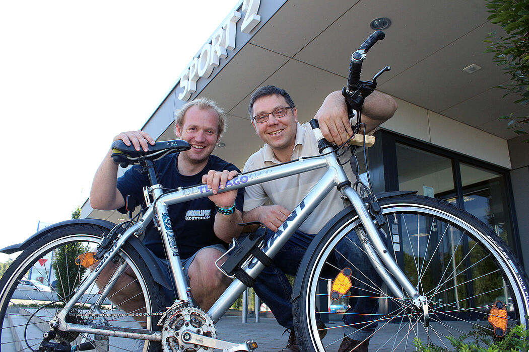 Foto (Universität Paderborn, Heiko Appelbaum): Dennis Fergland (links) und Uli Kussin von der Universität Paderborn sind stolz darauf, jetzt die Deutsche Hochschulmeisterschaft Mountainbike ausrichten zu dürfen.