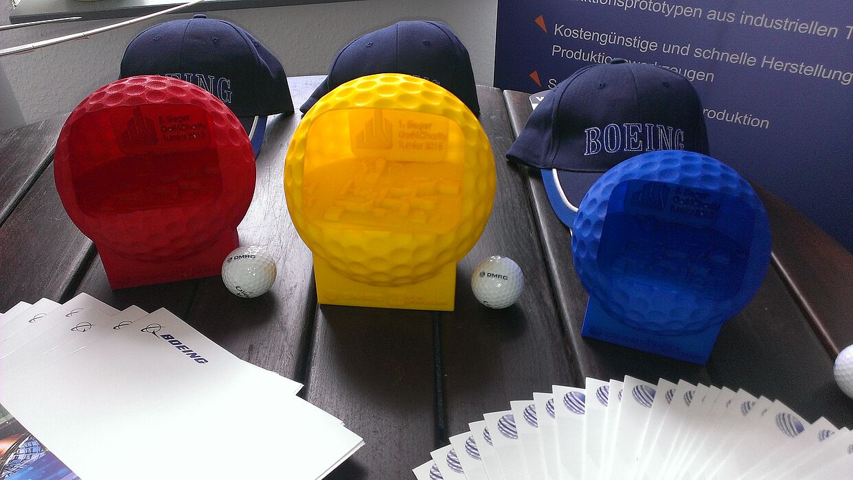 Foto (Universität Paderborn, Dr. Eric Klemp): Die Firma Blue Production hat Pokale in Golfballform gefertigt, in deren Innerem das gesamte Campusgelände der Universität Paderborn dreidimensional dargestellt ist.