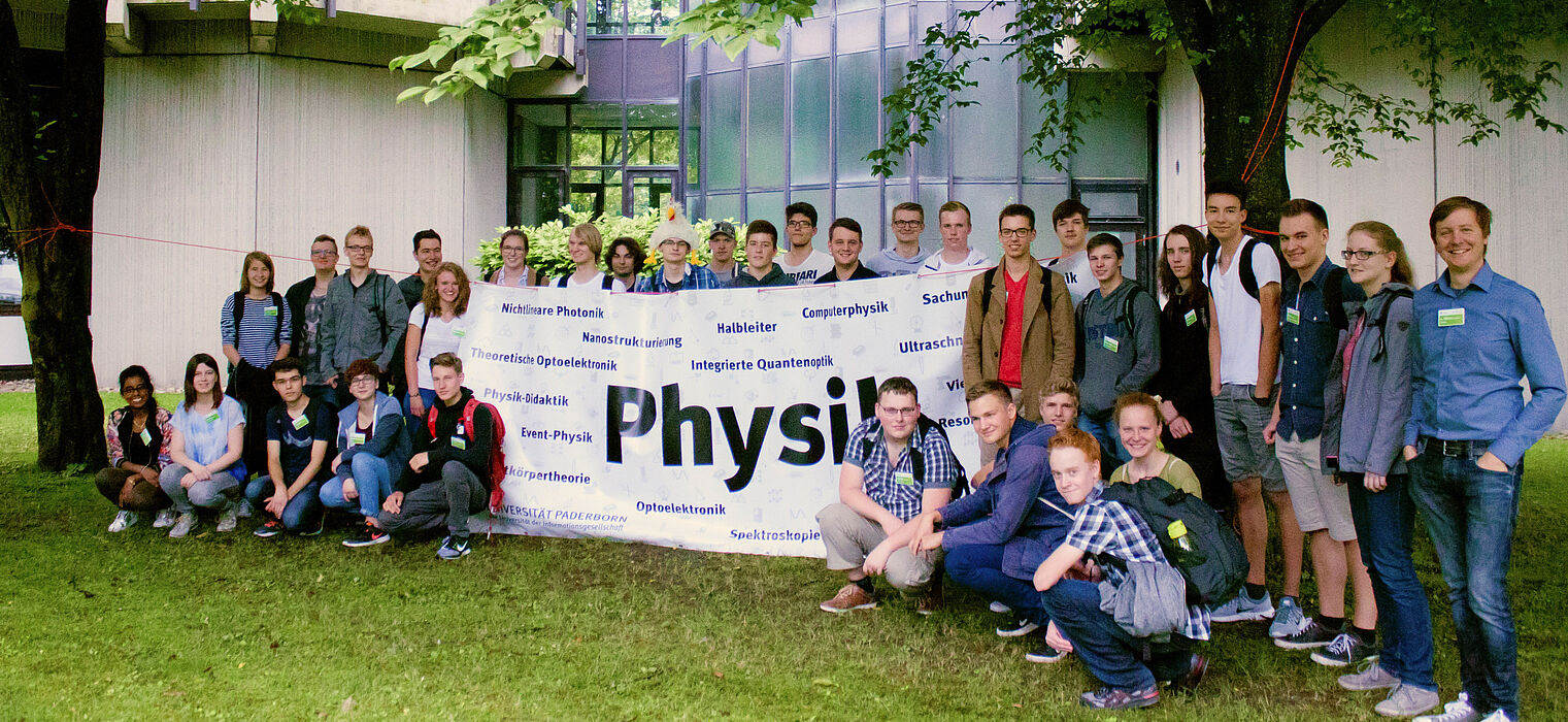Foto (Universität Paderborn, Department Physik): Die Teilnehmerinnen und Teilnehmer des dritten SommerCamps Physik 2017 an der Universität Paderborn.