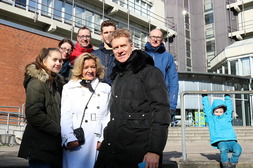 Foto (Universität Paderborn, Alexandra Dickhoff): Als Überraschung zum Geburtstag gab's eine Campus-Tour für Informatik-Alumnus Martin Funke (hinten links) und seine Kommilitonen.